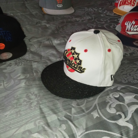 NFL and NBA snapbacks pre-owned still in good cond - Picture 5 of 16